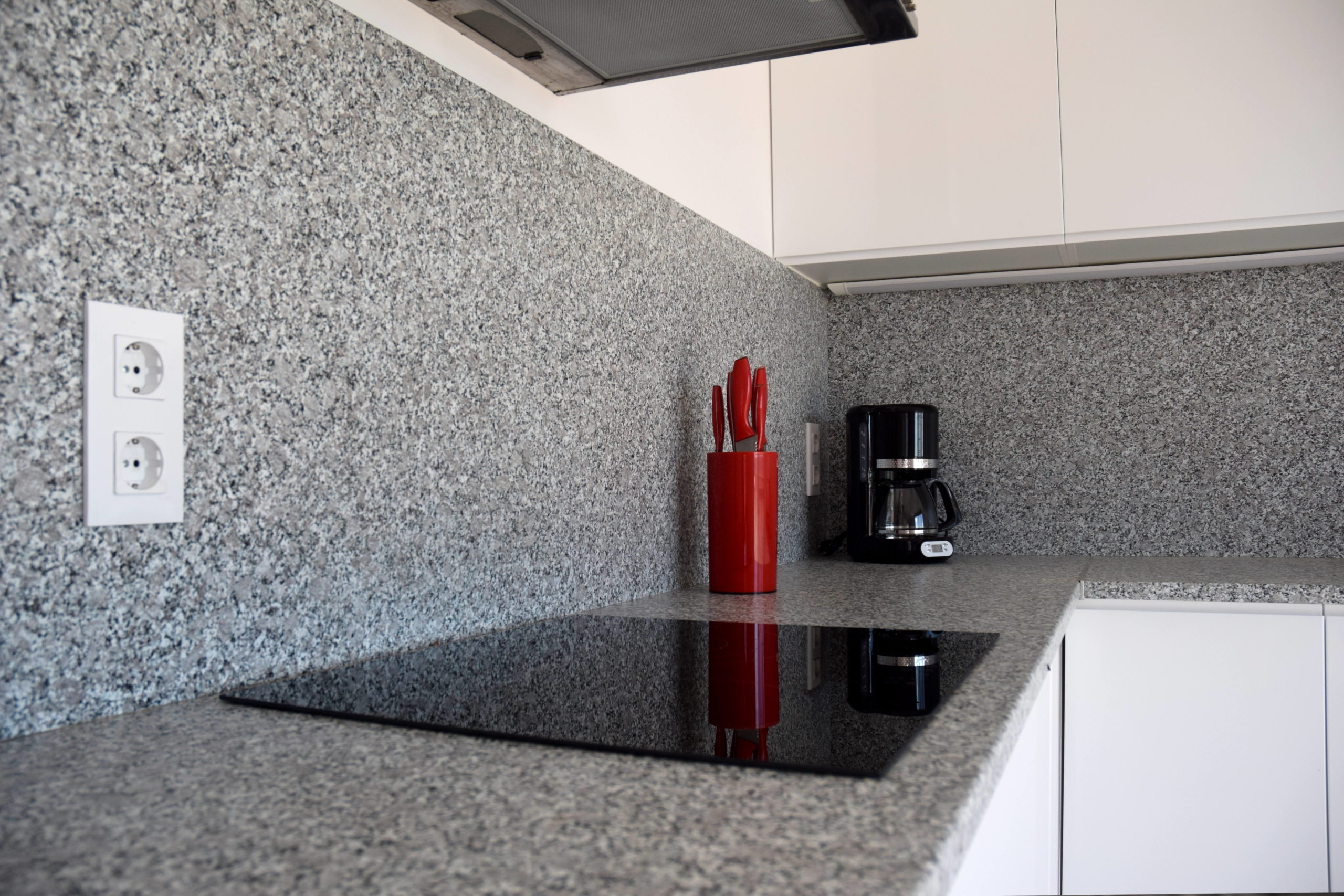 plaque céramique cuisine maison vacances palau saverdera pres de roses