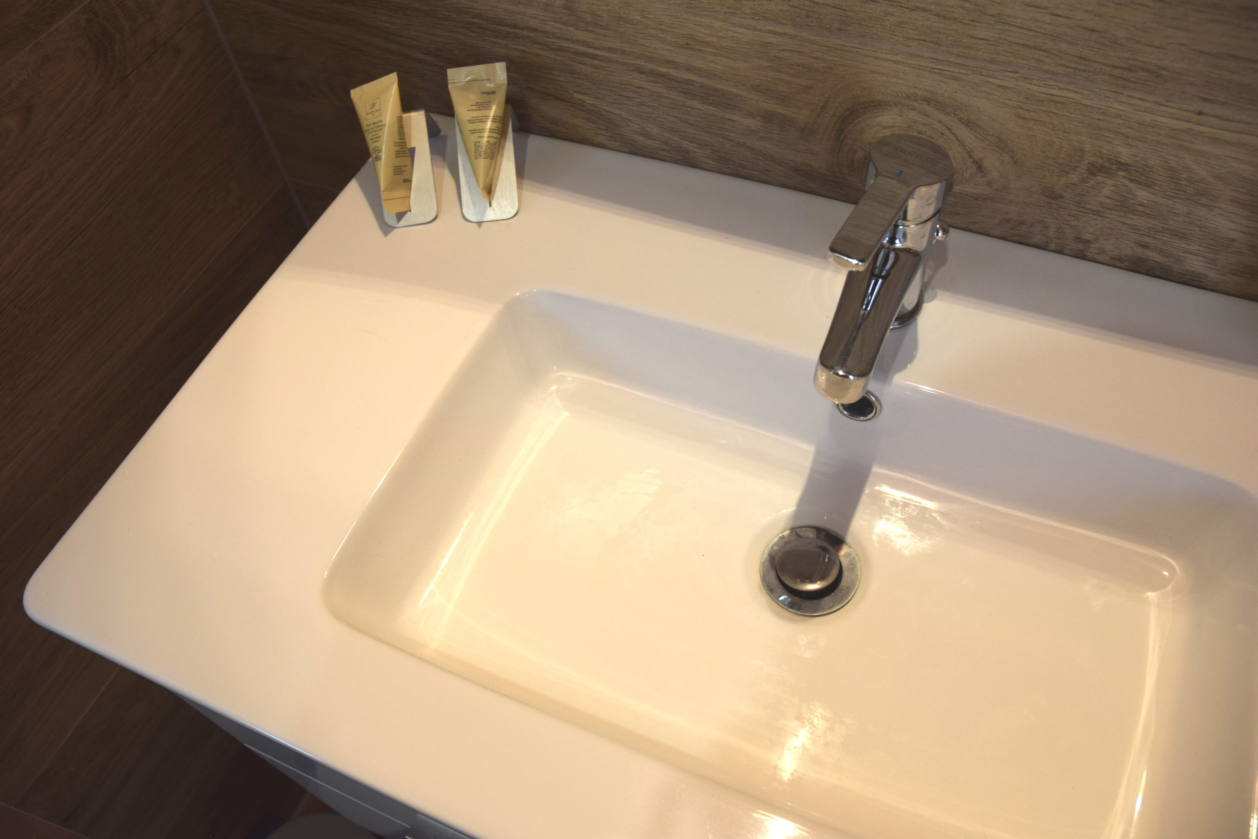 roses chambre vacances palau saverdera evier-cadaques