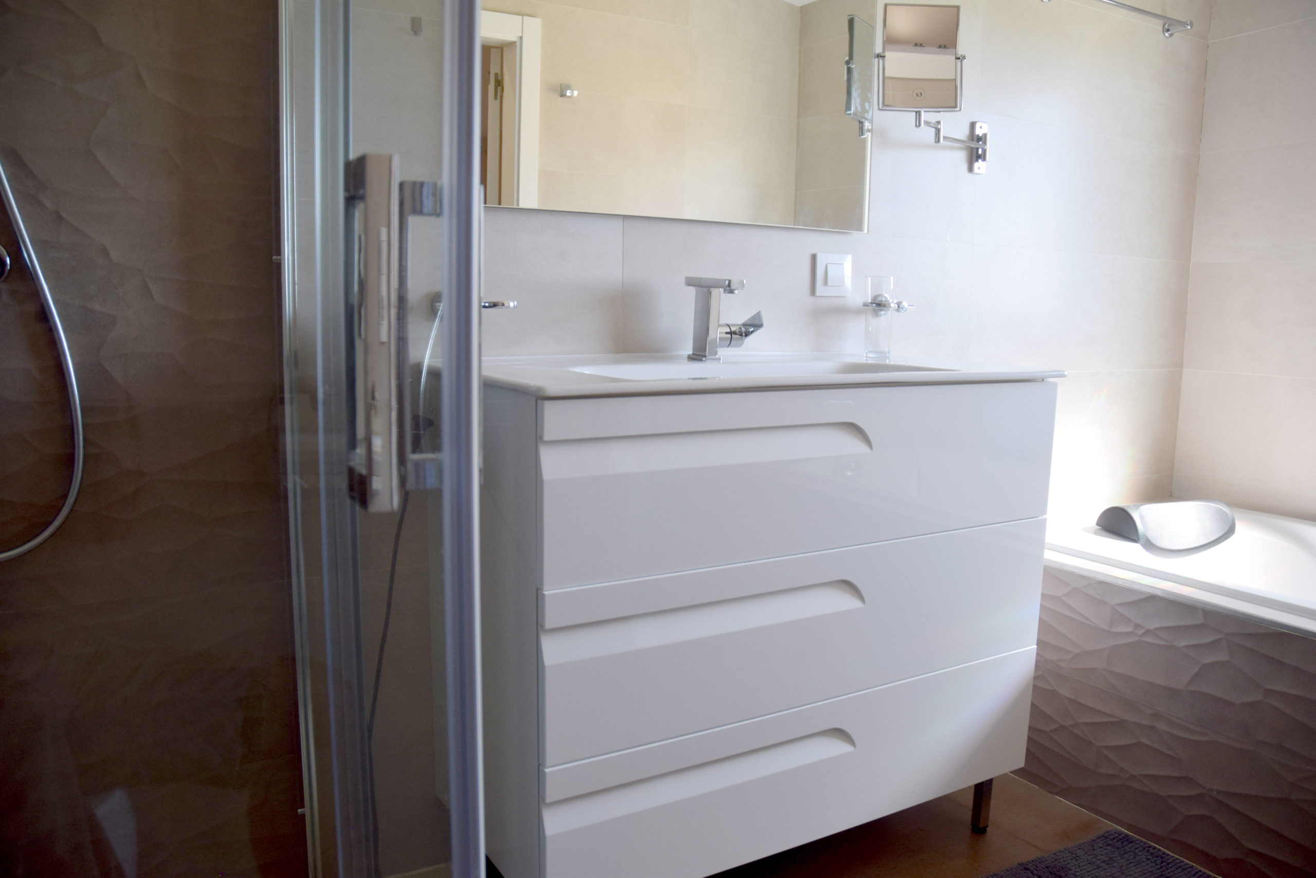 location villa vacances aubrac roses palau saverdera lavabo