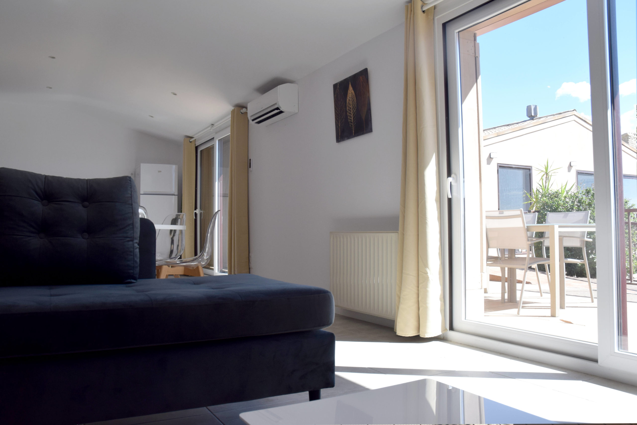 location maison de vacances levezou roses palau saverdera salon c