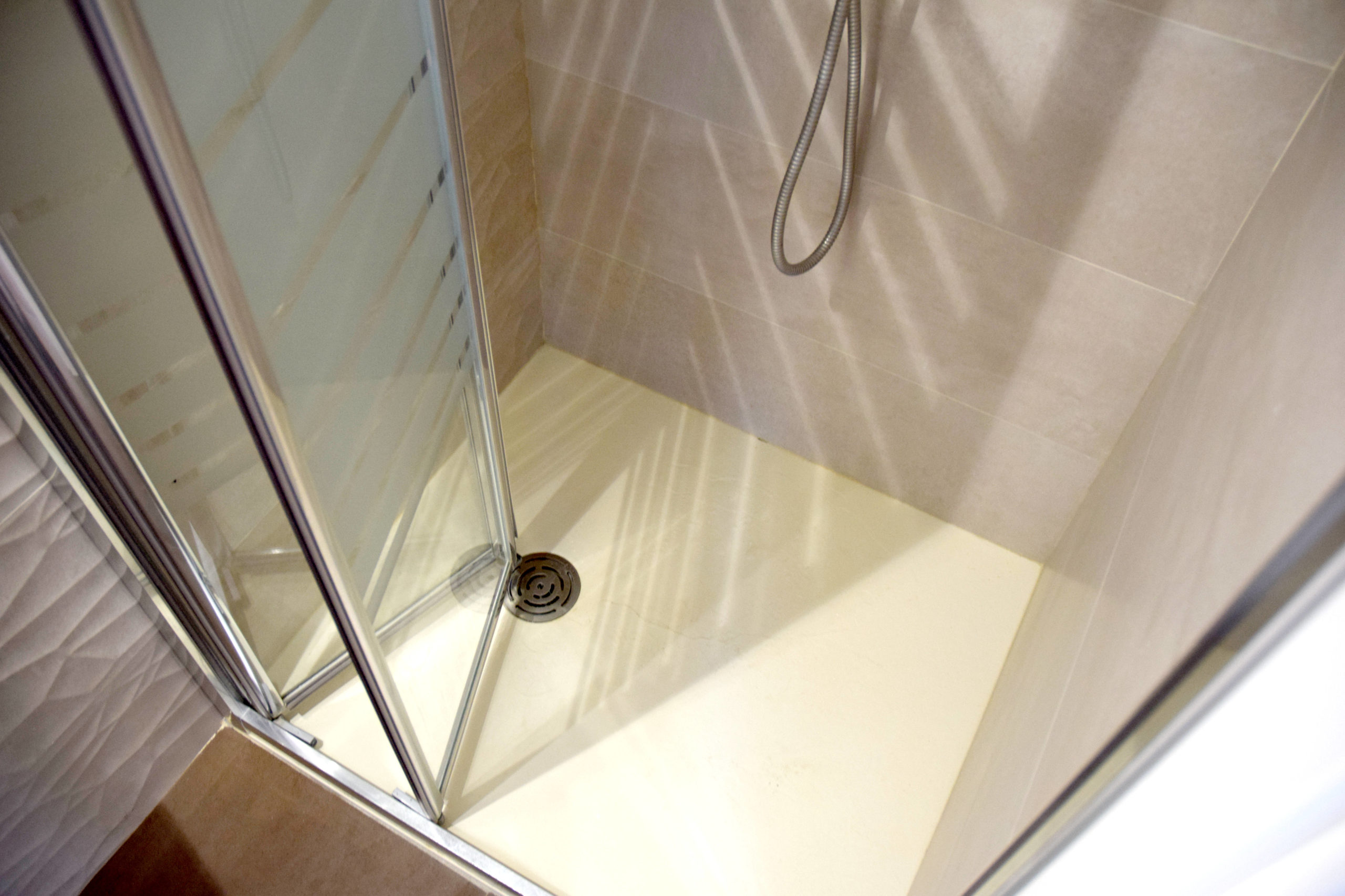 location villa vacances aubrac roses palau saverdera douche